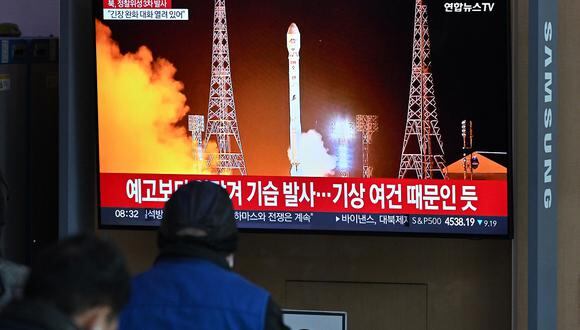 Gente mira una pantalla de televisión que muestra un noticiero con una imagen del último lanzamiento de un cohete portador de satélites de Corea del Norte, en una estación de tren de Seúl el 22 de noviembre de 2023. (Foto de Jung Yeon-je / AFP)