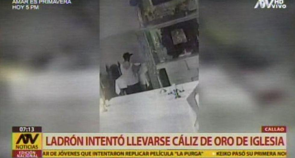 Delincuente se persigna antes de sustraer cáliz. (Foto: Captura de video / ATV Noticias)&nbsp;