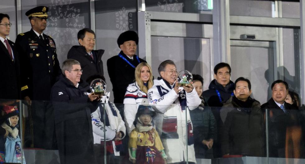 El general Kim Yong-chol, que lidera la representación norcoreana que asistió la clausura de los PyeongChang este domingo en la misma toma con Ivanka Trump, hija del presidente de USA. (Foto: EFE)