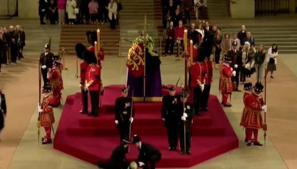 El impactante momento en el que un guardia de la realeza se desmaya frente al cajón de la reina Isabel II