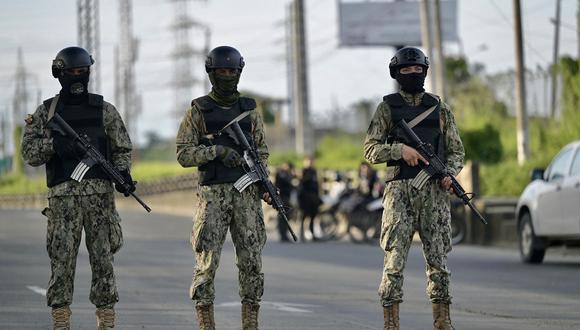 Militares vigilan el exterior de la prisión Guayas 1 en Guayaquil, Ecuador, el 14 de abril de 2023. (Foto de Str / AFP)