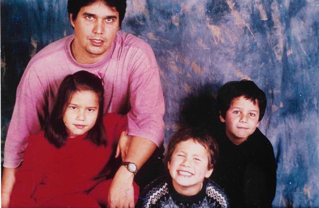 El director de cine Sandro Ventura y sus hijos Macarena, Alain y Sandro. Su historia real sirve de base para la película "Papá x tres" a estrenarse el 12 de setiembre.