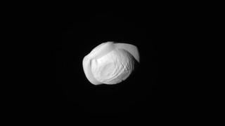 NASA: sonda Cassini revela la forma de Pan, satélite de Saturno