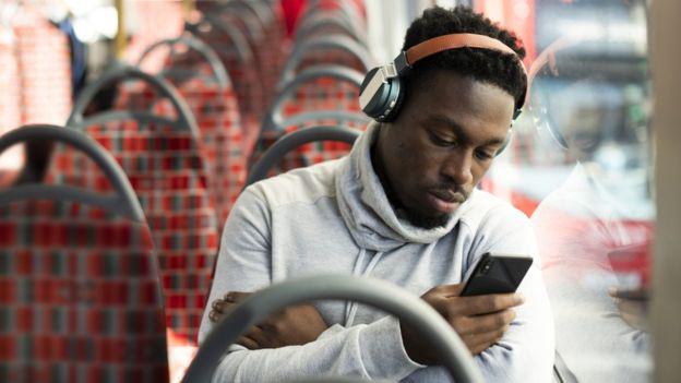 El uso excesivo de redes sociales puede aumentar la sensación de soledad.