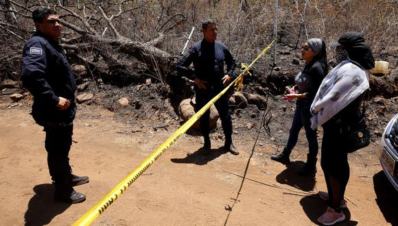 Integrantes de las "Madres Buscadoras de Jalisco" llegan a la zona donde trabaja la Fiscalía con evidencia de algunas de las 32 bolsas con restos humanos encontradas recientemente, en el cerro Toltepec, en Tlajomulco de Zúñiga, estado de Jalisco, México. (Foto de ULISES RUIZ / AFP)