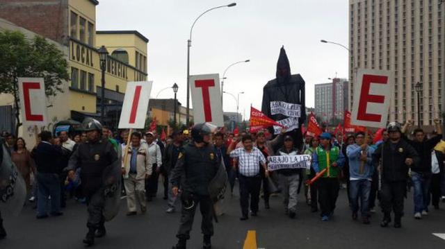 Trabajadores estatales marchan a la PCM contra Ley Servir - 1