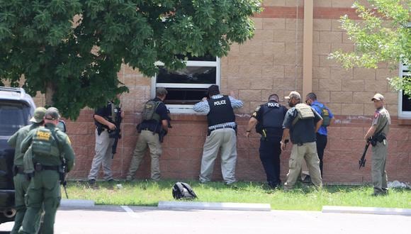 Policías afuera de la Escuela Primaria Robb, el 31 de mayo de 2022. (Foto de Pete Luna/Uvalde Leader-News, vía Reuters)