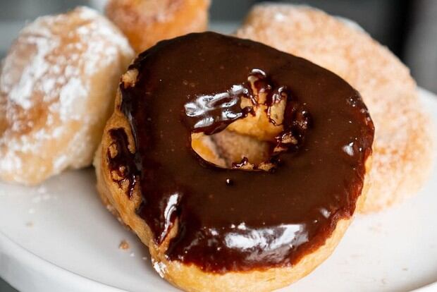 Las donuts bañadas en chocolate son las preferidas de grandes y chicos. (Foto: Sugarlab)