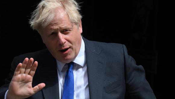 El primer ministro británico, Boris Johnson, saluda cuando sale del número 10 de Downing Street el 6 de julio de 2022. (Daniel LEAL / AFP).
