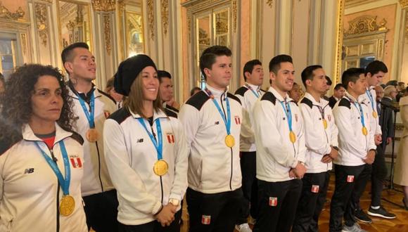 Los deportistas que consiguieron medallas recibieron de manos de Martín Vizcarra la condecoración de orden al mérito por servicios distinguidos. (Foto: Difusión)
