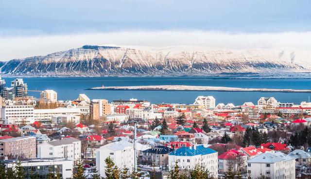 Reykjavik. Ubicada en Islandia, esta ciudad resulta ideal para conocer la gastronomía, historia y tradiciones del país nórdico. Además es una excelente para viajar con amigos aventureros dispuestos a acampar y explorar los Parques Nacionales llenos de cascadas, lagos y auroras boreales. (Foto: Shutterstock)