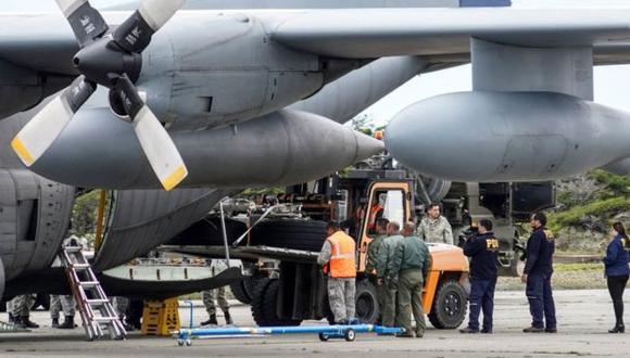Personal militar de Chile descarga los restos encontrados del tren de aterrizaje del avión Hércules C-130. (Getty Images).