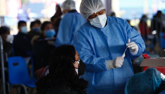 El proceso de vacunación a adultos mayores se realiza a nivel nacional. (Foto: Archivo GEC)