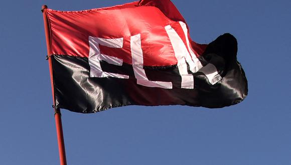 Una bandera del grupo guerrillero Ejército de Liberación Nacional (ELN) ondea al viento en el Catatumbo, departamento de Norte de Santander, Colombia, tomada el 18 de agosto de 2022. (Foto de Raúl ARBOLEDA / AFP)