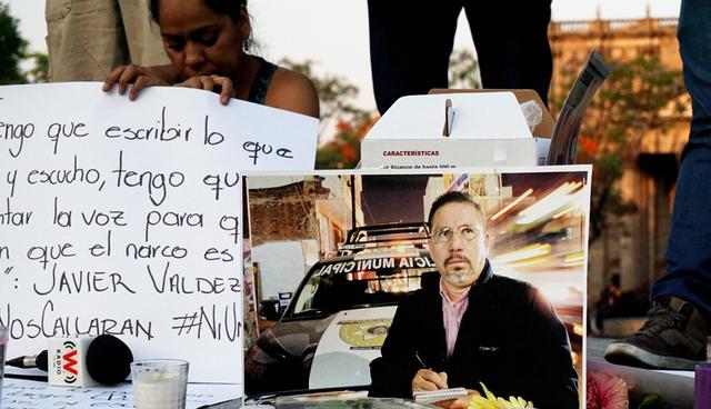 Journalists hold signs against violence to journalists while protesting the recent murder of the of Mexican journalist Javier Valdez on May 16, 2017 in Guadalajara.              Mexico ranks third in the world for the number of journalists killed, after Syria and Afghanistan, according to the media rights group Reporters Without Borders (RSF)                    / AFP / Hector Guerrero