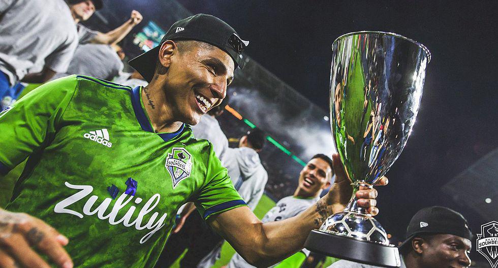 Raúl Ruidíaz sosteniendo la Copa de la Conferencia Oeste de la MLS. (Foto: Seattle Sounders)