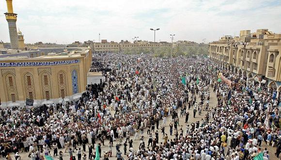 Cientos de miles de chiitas de Irak, oprimidos durante cerca de tres décadas por el derrocado régimen de Saddam Hussein, celebran en su ciudad santa de Kerbala, el 22 de abril de 2003. (Foto de Manuel Carretero / AFP)