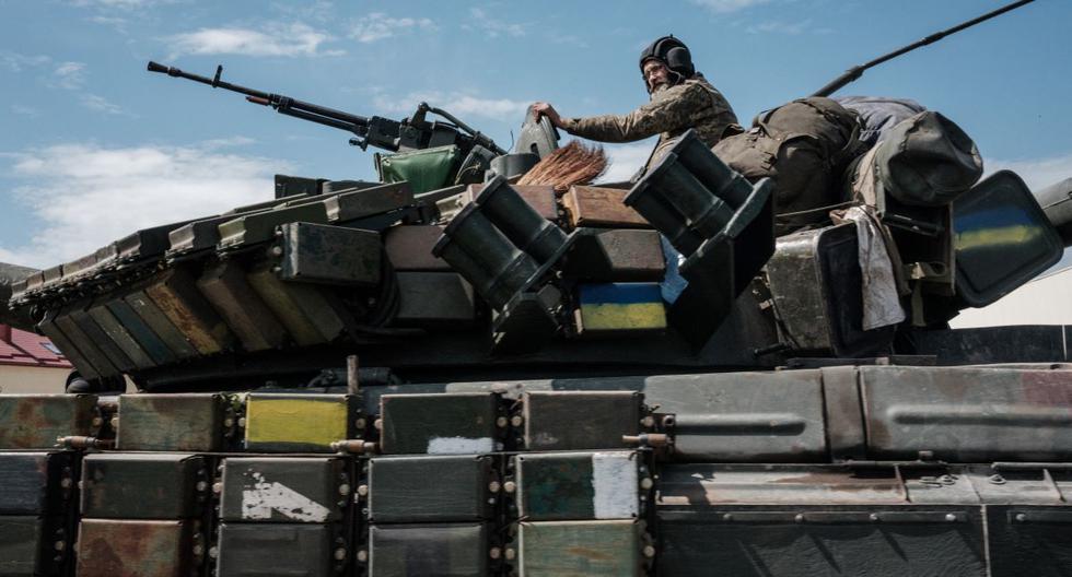 Un soldado ucraniano se sienta en un tanque cerca de Bakhmut, en el este de Ucrania, el 12 de mayo de 2022, en medio de la invasión rusa. (Yasuyoshi CHIBA / AFP).