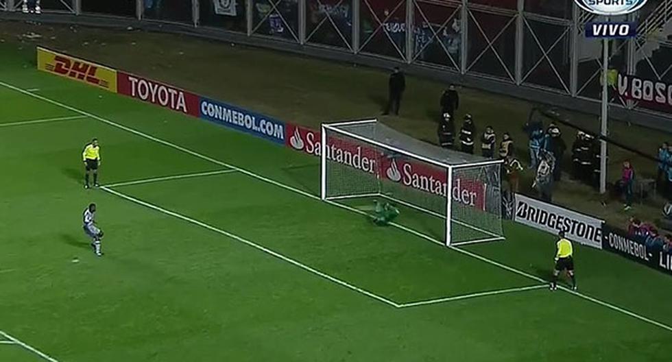 Le tocó a Christian Ramos rematar el primer penal de la muerte súbita y lo erró, provocando la salida de Emelec de la Copa Libertadores. (Video: FOX Sports)
