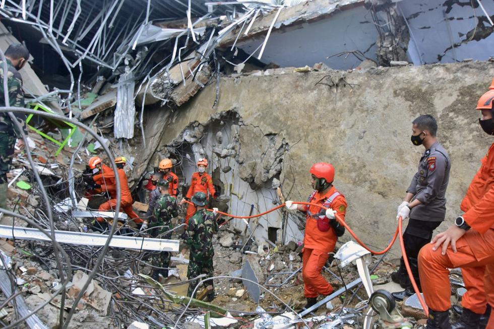 Equipos de rescate de Indonesia trabajan este viernes contra reloj para encontrar supervivientes entre los escombros provocados por el terremoto de magnitud 6,2 que azotó esta madrugada la isla de Célebes, dejando al menos 42 muertos, centenares de heridos y más de 15.000 desplazados. (Texto: EFE / Foto: AP).