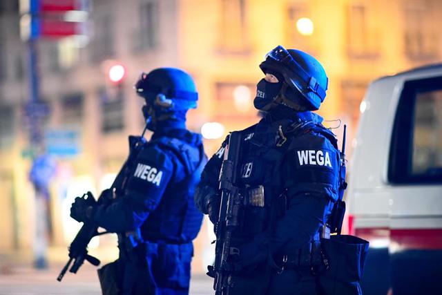 La policía de Austria vigila la Ópera Estatal de Viena después de un tiroteo cerca de la sinagoga Stadttempel. (EFE / EPA / CHRISTIAN BRUNA).