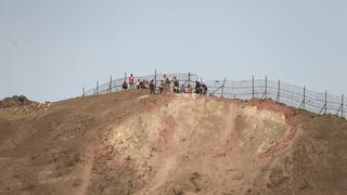 Hinchas de Universitario subieron a los cerros cercanos al Monumental para ver el debut ante Palmeiras [FOTO]