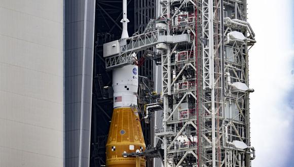 El cohete lunar no tripulado Artemis I regresa al edificio de ensamblaje de vehículos en el Centro Espacial Kennedy en Florida el 27 de septiembre de 2022, mientras Florida se prepara para el huracán Ian. (Foto de Jim WATSON / AFP)