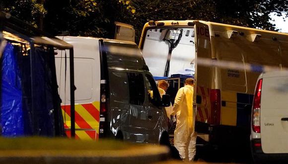 Los forenses trabajan cerca de la escena donde tres personas fueron asesinadas en Forbury Gardens, Reading, Reino Unido. (EFE / EPA / WILL OLIVER).