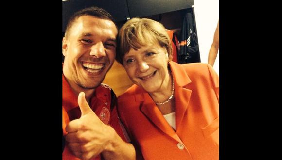El "selfie" de Podolski con Merkel es un éxito en Internet
