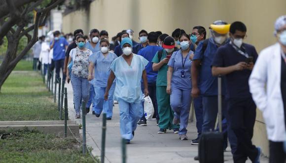 Médicos realizan Largas colas en los exteriores del   Hospital Edgardo Rebagliati para ser vacunados contra el COVID-19. Fotos: HUGO PEREZ / @Photo.gec
