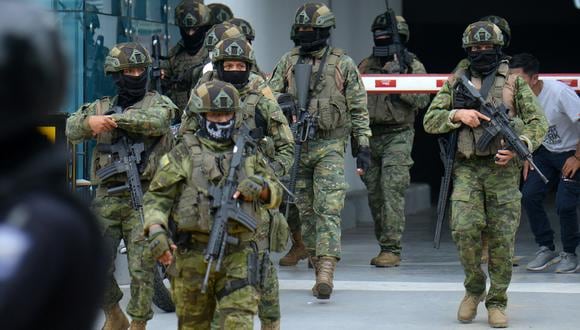 Las fuerzas de seguridad ecuatorianas ingresan a las instalaciones del canal de televisión TC de Ecuador el 9 de enero de 2024, en Guayaquil, Ecuador. (Foto de STRINGER / AFP)