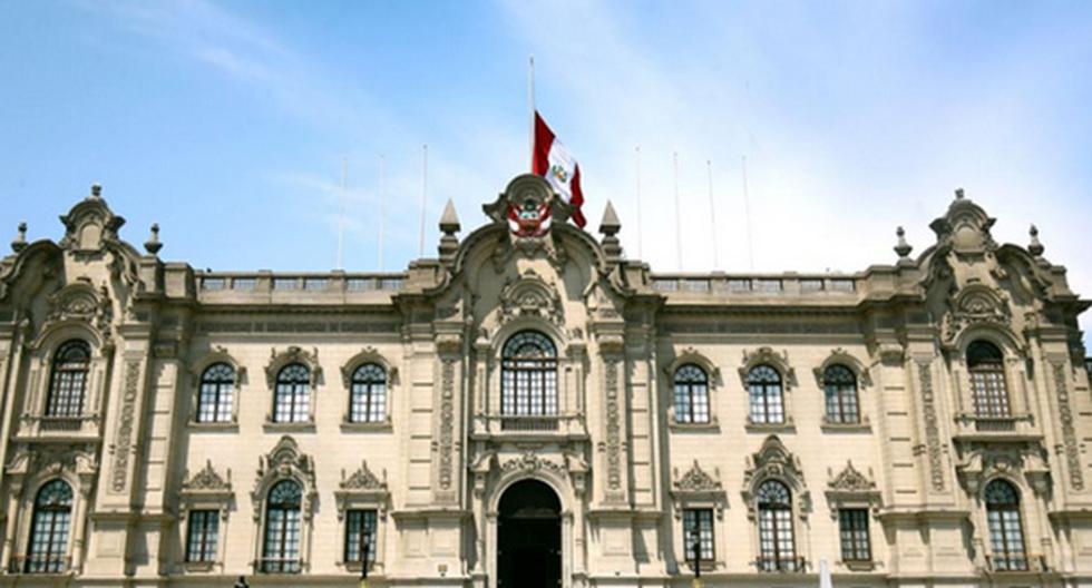 Bandera del Perú a media asta en Palacio de Gobierno por la muerte de 12 policías en un accidente de bus en Abancay. (Foto: Agencia Andina)
