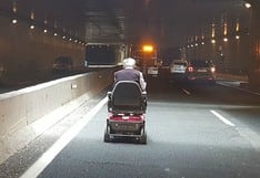 Hombre en silla de ruedas motorizada causa gran atasco en un transitado túnel 