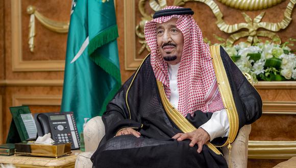 El rey de Arabia Saudí, Salman bin Abdulaziz al-Saud, asistiendo a la ceremonia de juramento de su hijo, el príncipe heredero, en el Palacio Real de al-Salam en el Mar Rojo. (Foto: Bandar AL-JALOUD / Saudi Royal Palace / AFP)