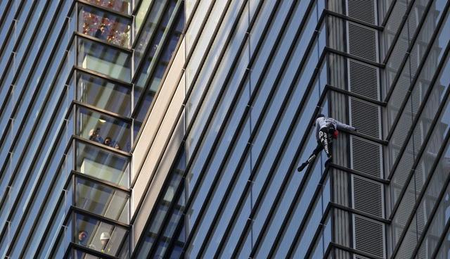 El hombre de aproximadamente 56 años estuvo durante una hora tratando de escalar la torre de 230 metros de altura en el distrito financiero de la ciudad británica. | Foto: AFP