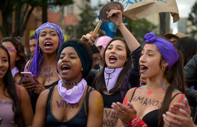 Marchas multitudinarias se registraron en España, Portugal, Turquía, El Salvador, entre otros países, por el Día Internacional de la Eliminación de la Violencia contra la Mujer. En la imagen, una manifestación en Bogotá, Colombia. (AFP)
