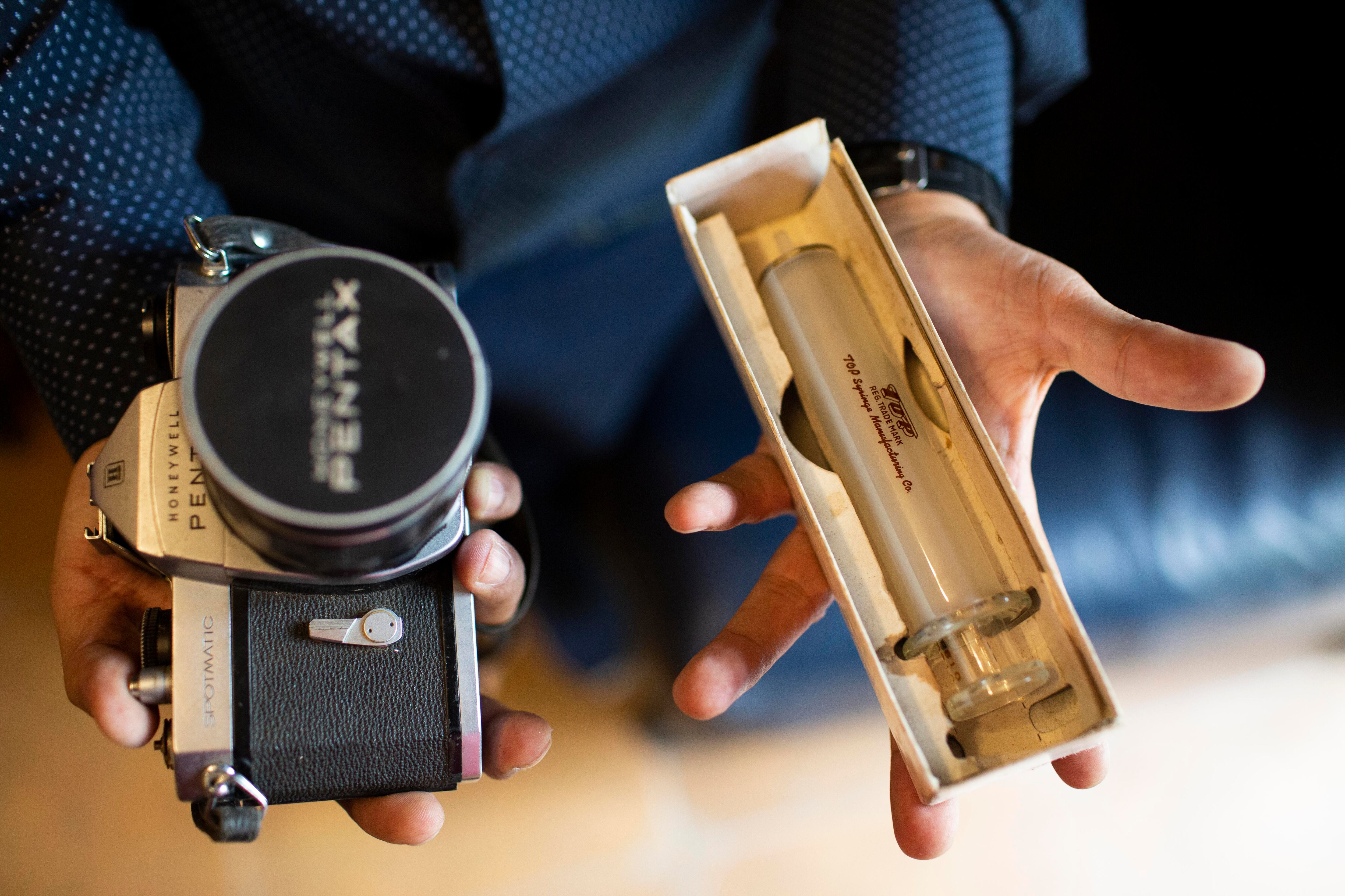 Una cámara Pentax y una jeringa con la que una persona se habría quitado la vida le fueron dadas en custodia. (Foto: Richard Hirano)