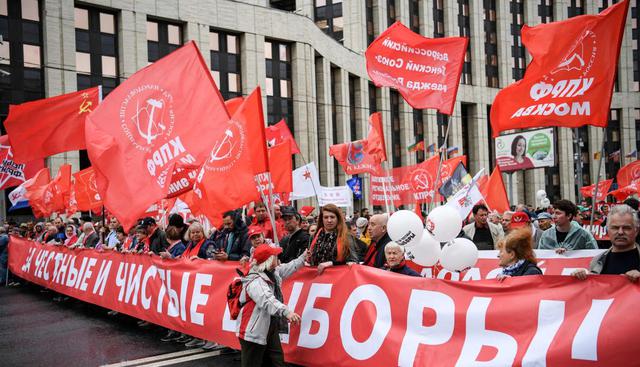 Los comunistas, habitualmente considerados como opositores tolerados por el Kremlin, se unen esta vez a la protesta: a pesar de que sus candidatos están autorizados a participar en las elecciones. (Foto: AFP)