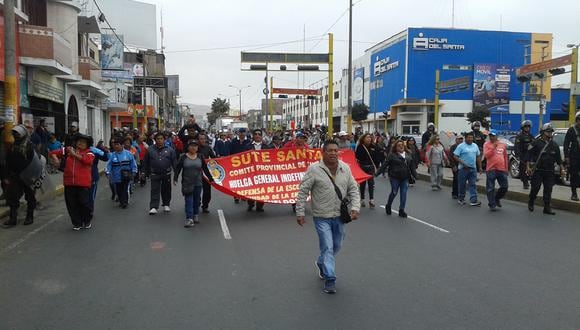 Los maestros marcharon ayer por las calles de Chimbote. (Foto: Cortesía Alvi Ac)