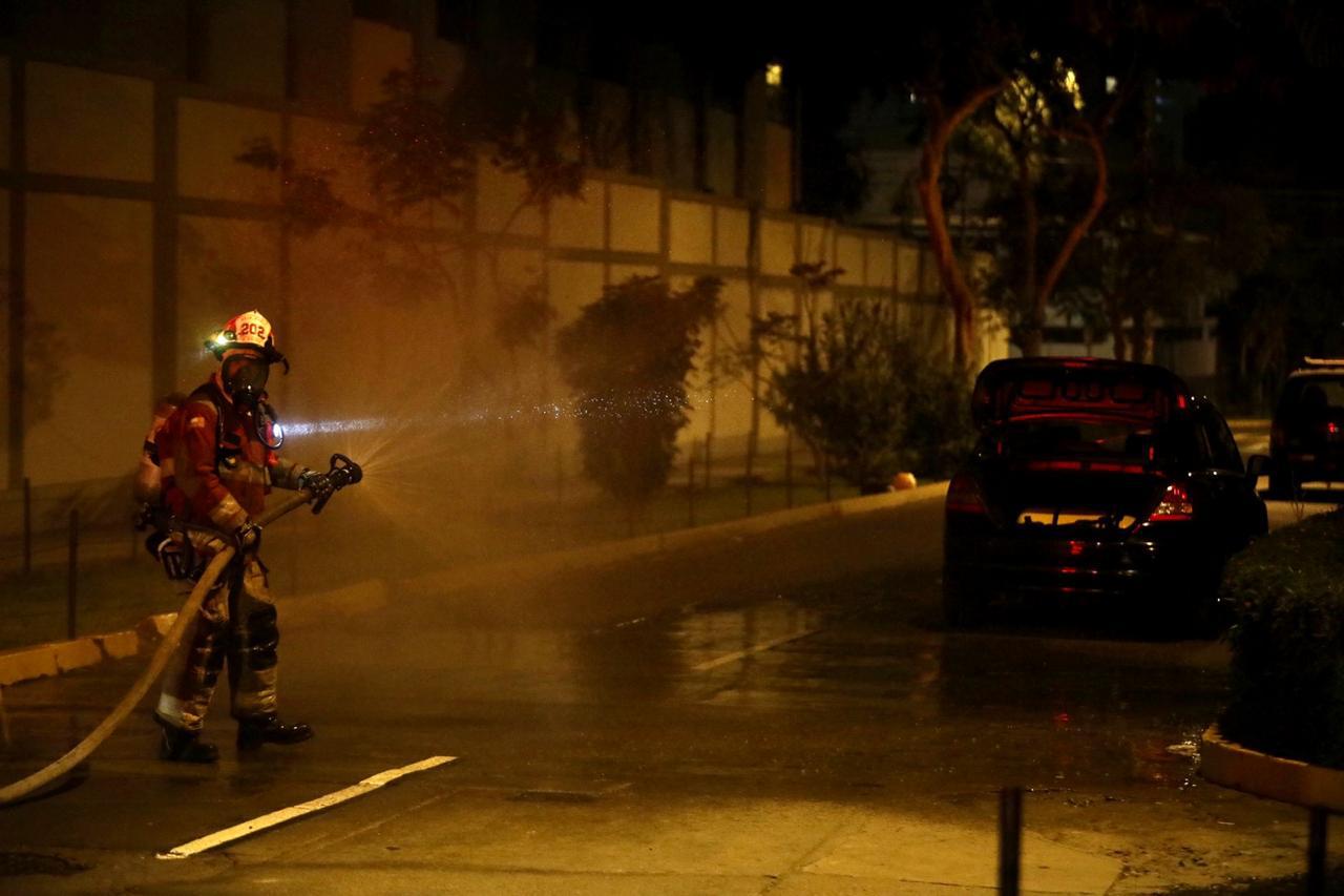 Bomberos controlaron esta noche una fuga de gas GLP de un vehículo que quedó estacionado en la cuadra 16 del Jirón Lloque Yupanqui, en el distrito de Jesús María. (Foto: José Rojas Bashe / @photo.gec)