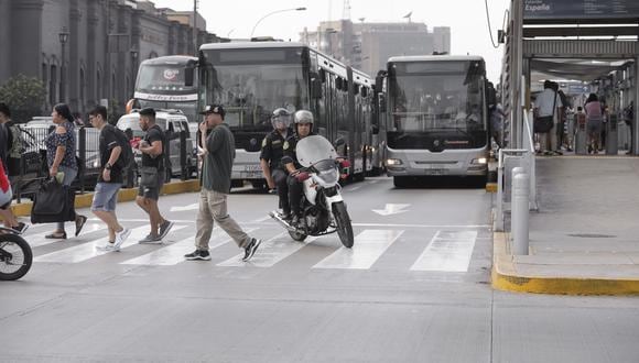 Policía no paga papeletas impuestas a sus vehículos que invadieron la vía exclusiva del Metropolitano. (Imagen referencial/Archivo)