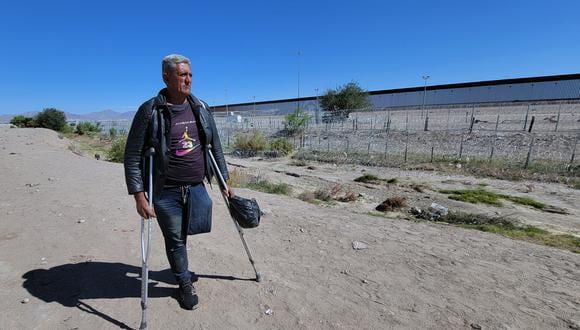 El migrante venezolano Jorge Briseño camina a lo largo del fronterizo río Bravo, el 10 de mayo de 2024, en Ciudad Juárez, Chihuahua, México. (Foto de Luis Torres / EFE)