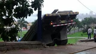 Costa Verde: camión se desbarrancó e impactó contra taxi