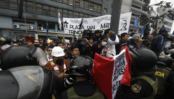 Diversos colectivos a favor y en contra del gobierno de Pedro Castillo se ubican en la avenida Abancay. Foto: GEC