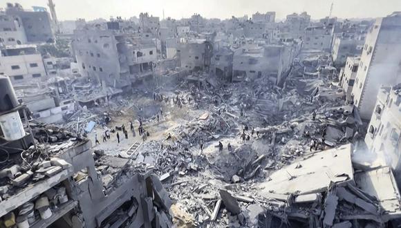 Palestinos comprobando la destrucción tras un ataque israelí contra el campo de refugiados de Jabalia en la Franja de Gaza, el 1 de noviembre de 2023. (Foto de AFP)