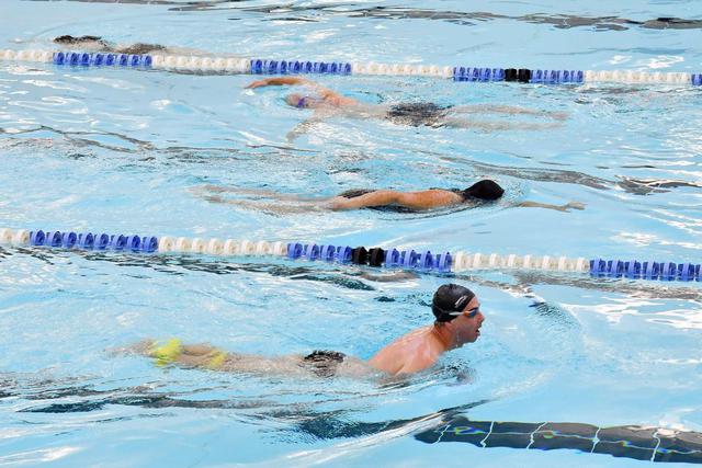 Los nadadores se ejercitan en la piscina del Kensington Leisure Centre en el oeste de Londres, Inglaterra, a medida que se alivian las nuevas restricciones de bloqueo de coronavirus para permitir la reapertura de gimnasios, centros de ocio y piscinas cubiertas. (AFP / JUSTIN TALLIS).
