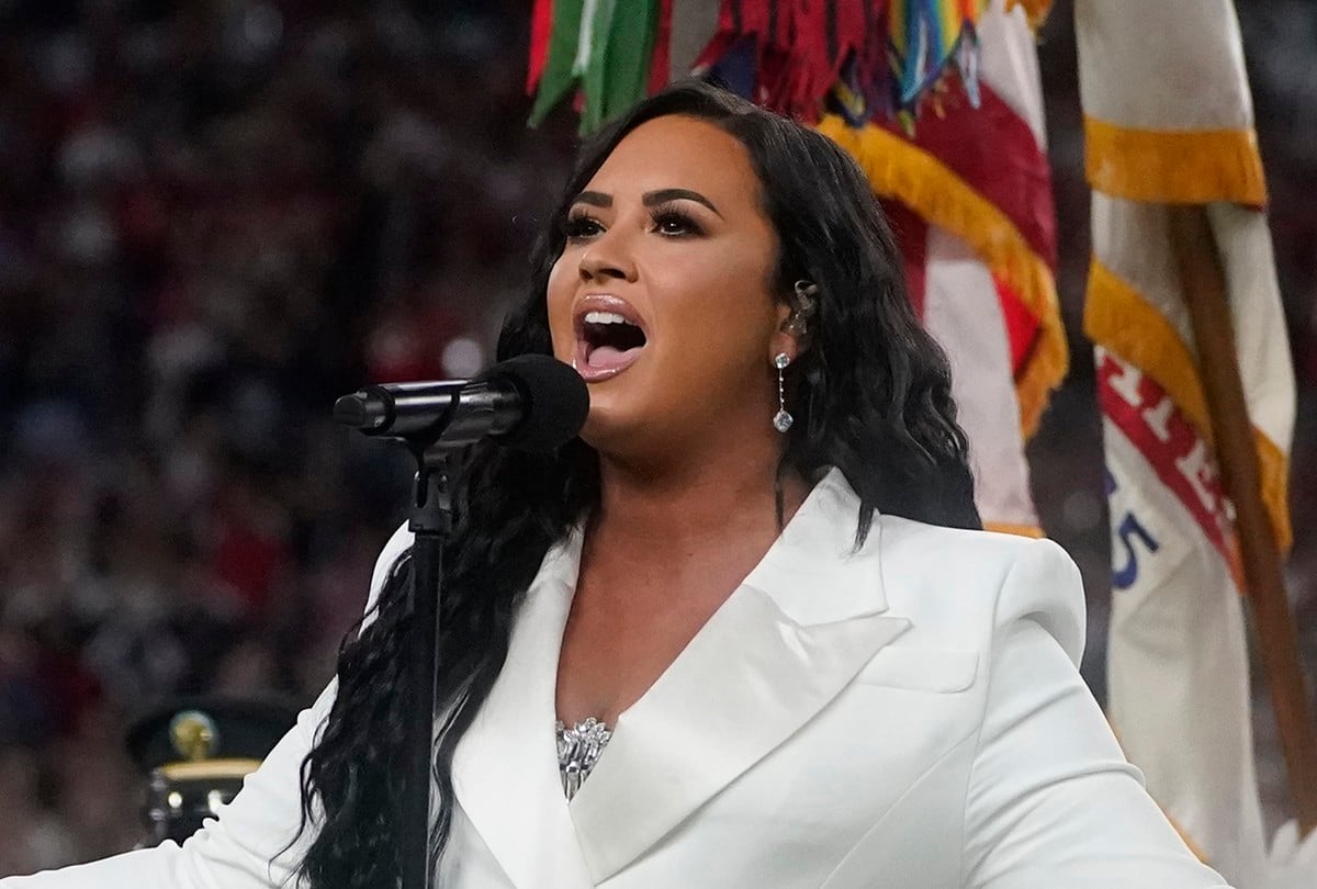 La querida Demi Lovato cumplió el sueño de su vida al cantar el himno nacional de los Estados Unidos en el Super Bowl 2020 y sus fans se lo recordaron en Twitter. (Foto: AFP)