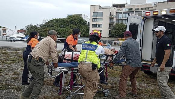 Bomberos trabajando para rescatar a personas heridas en el choque de varios vehículos en la carretera Playa del Carmen-Tulum, en el estado de Quintana Roo, México, el 18 de febrero de 2024. (AFP).