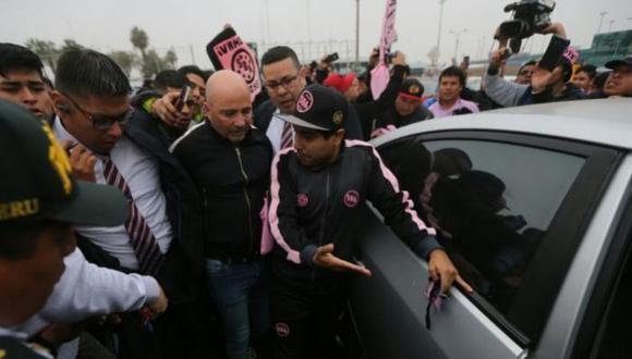 Jorge Sampaoli llegó al Perú y fue recibido por una multitud de hinchas de Sport Boys. (Foto: USI)