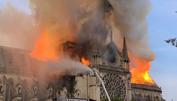 Incendio en la catedral de Notre Dame: bomberos atienden la emergencia en París, Francia. (AFP).